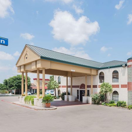 Days Inn By Wyndham New Braunfels Exterior photo